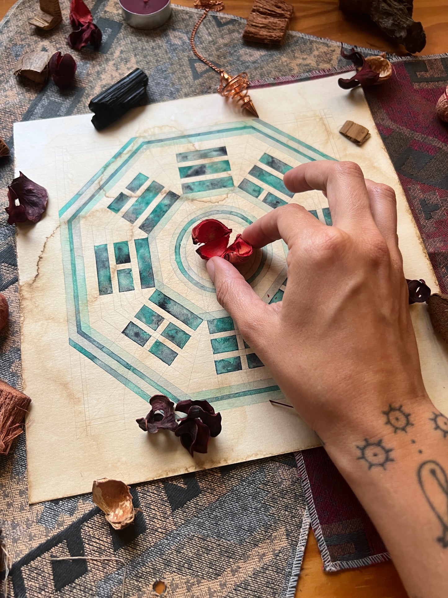 Bagua símbolo milenario chino , con trigramas del Iching para usar en Geomancia para armonizar la energía del hogar.