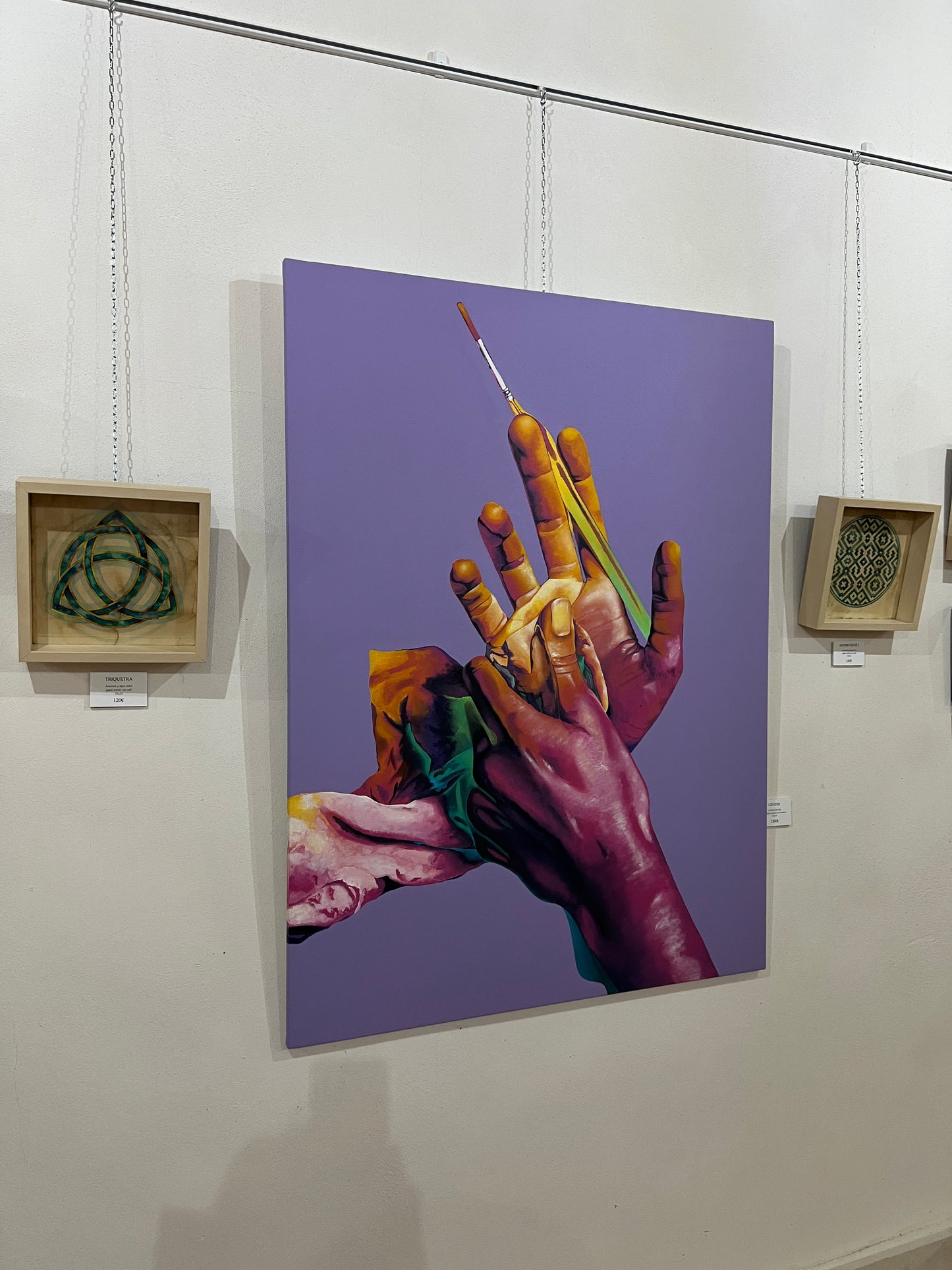 Pintura de manos y pinceles con acrílico sobre lienzo de Oniric Omnia, artista en Mallorca