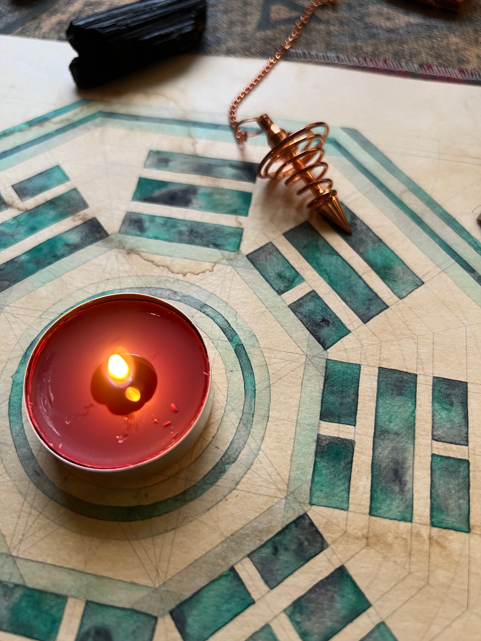 Bagua símbolo milenario chino , con trigramas del Iching para usar en Geomancia para armonizar la energía del hogar.