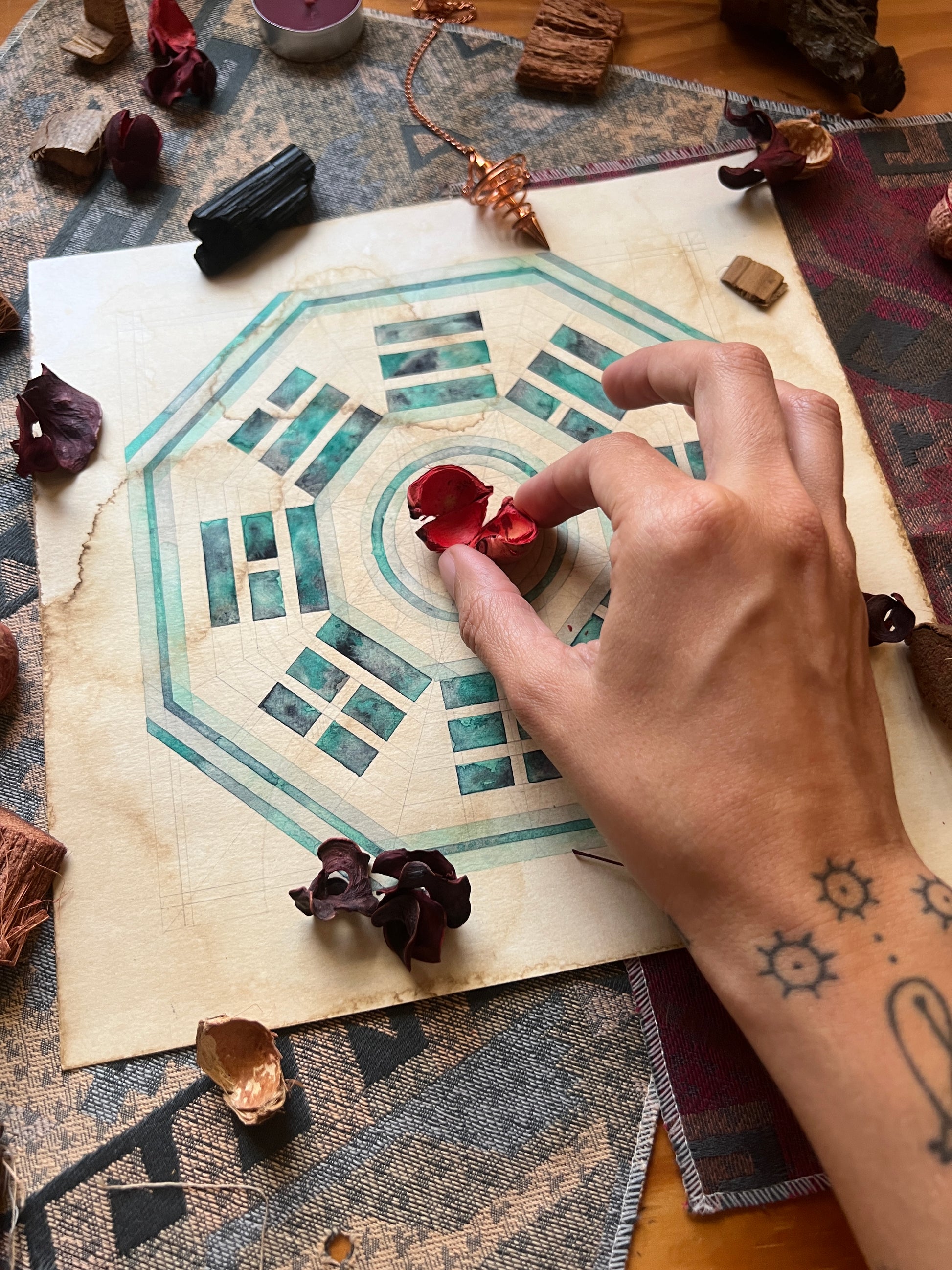 Bagua símbolo milenario chino , con trigramas del Iching para usar en Geomancia para armonizar la energía del hogar.